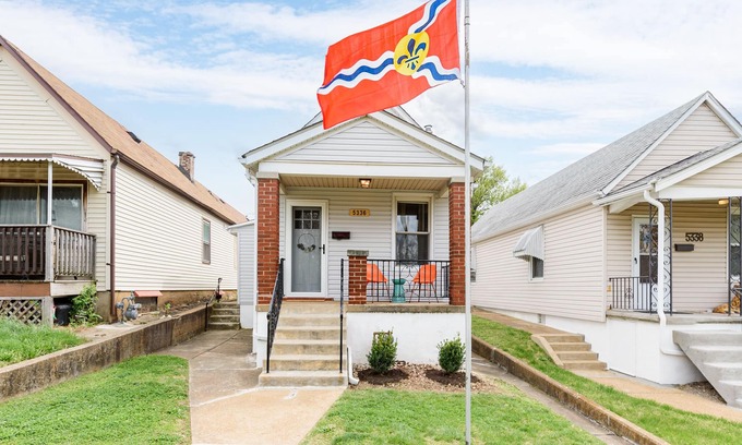 The Hill Casa | Cozy Family Cottage - Historic Top of "The Hill"