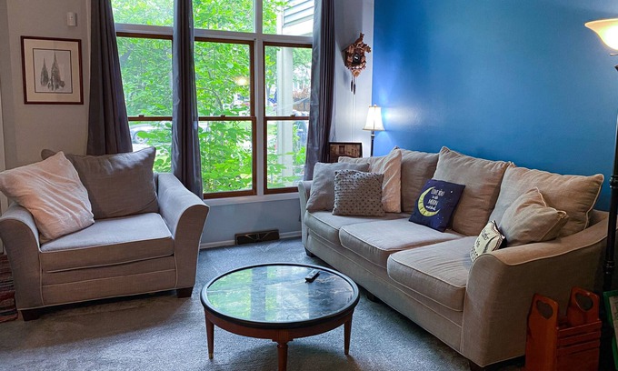Clifton Park Otro | Cozy, family-friendly townhouse with pool access