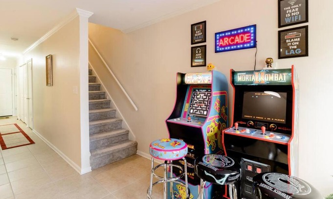 Peachtree Corners Apartamento | Cozy Family Retreat with Arcade, Grill, Waffle Bar & Firepit