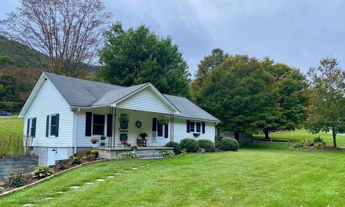 Zionville Otro | Cozy Farmhouse 🤍 Children's playhouse 🤍 Firepit and Stream you can fish in
