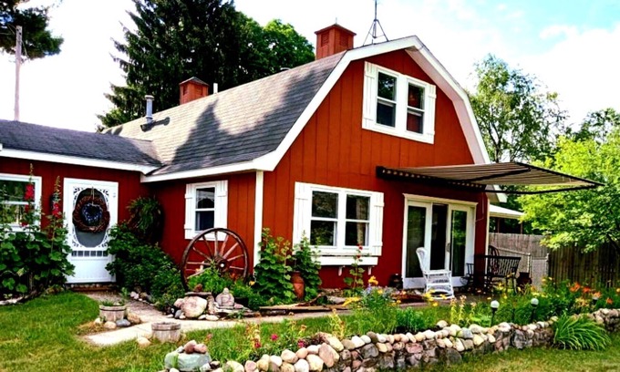 Alden Otro | Cozy farmhouse w/hot tub - 5 min from Torch lake