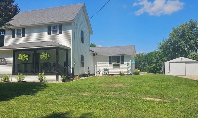 Cloverdale Otro | Cozy Farmhouse w/ short walk to a private lake