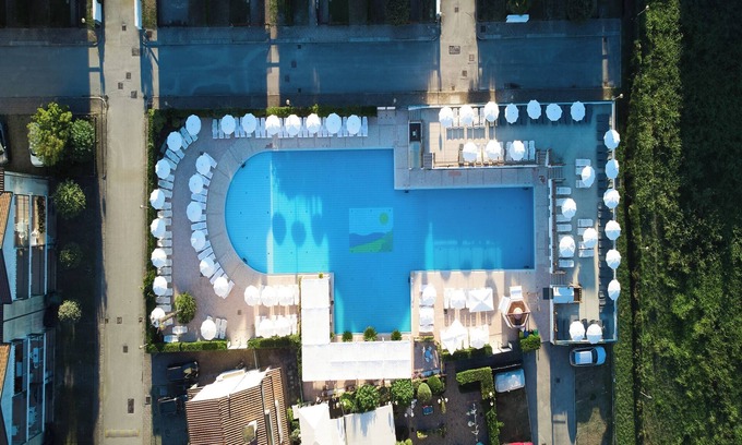 Rosapineta Apartamento | Alegre apartamento de vacaciones en una residencia con aire acondicionado.