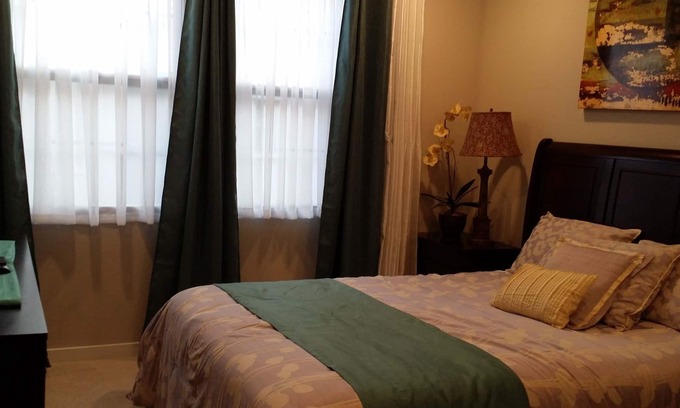 North San Jose Condominio | Acogedor dormitorio amueblado con baño privado en el pasillo en el norte de San José 聖 何 西 寬敞 整洁 整洁 大 臥室