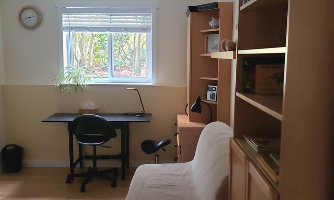 Kitsilano Apartamento | Cozy garden suite for six in beautiful Kits Point, half a block from Kits Beach.