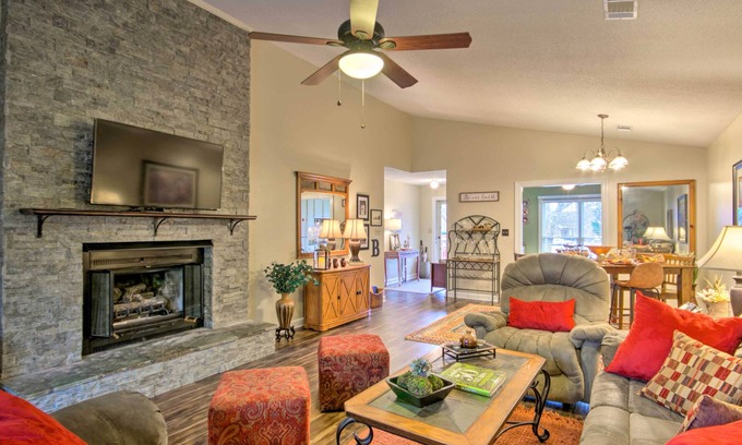 Greenwood Condominio | ¡NUEVO! Cozy Greenwood Condo w / Patio - 2 millas a Dwtn!