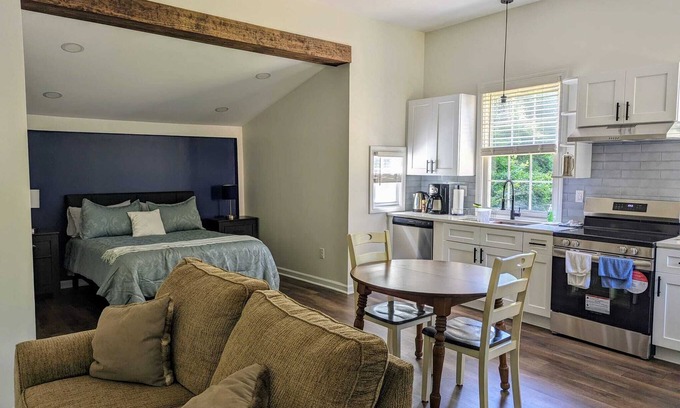 Oakdale Casa | Cozy Guesthouse in Charlotte