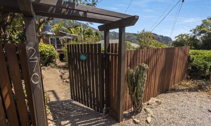 Stinson Beach Casa | Acogedora cabaña en la ladera con jardín cercado