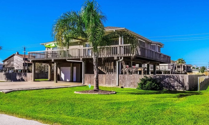 Jamaica Beach Casa | Cozy Holiday Home, Large Deck & Fenced Yard