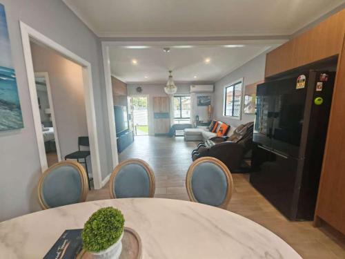Cannon Hill Casa | COZY Holiday House just 15 mins from Brisbane City next to Train Station