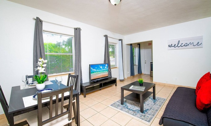 North Central Hollywood Apartamento | Cozy Hollywood Apartment with AC/Wifi/Parking in the Heart of the City!