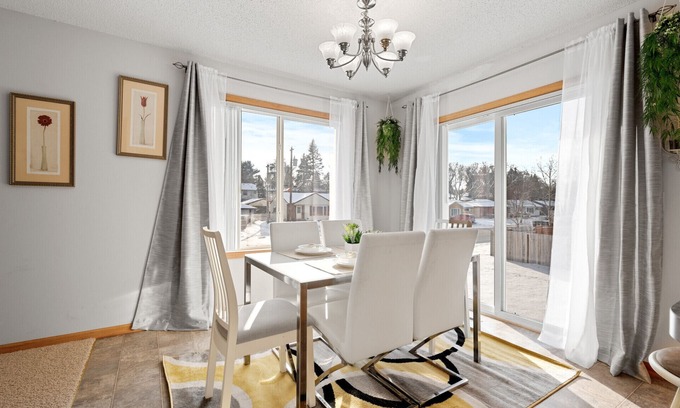 Payne - Phalen Casa | Cozy Home- 2 King/ 2 Queen , 5 minutes to DT St. Paul