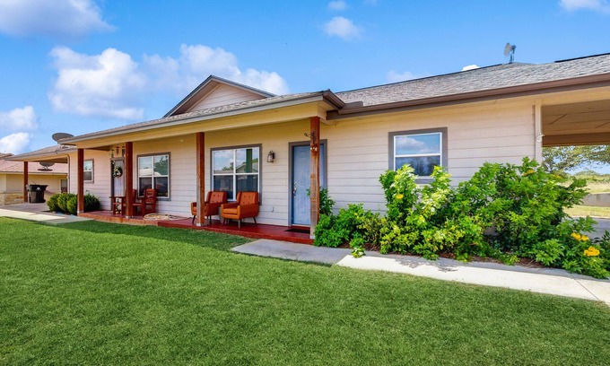 Kingsland Casa | Cozy home, close to LBJ with full kitchen, living room, patio and WIFI