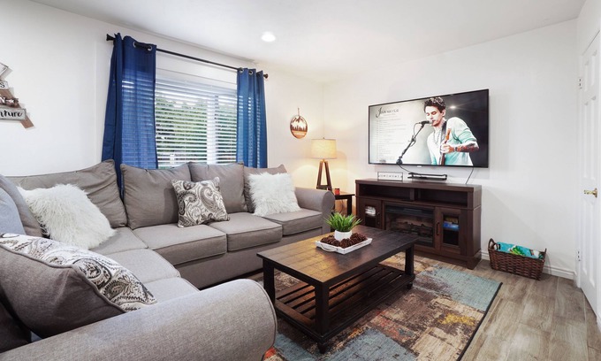 Dupont Casa | Cozy Home Games+BBQ|Min to Downtown Den & Boulder!