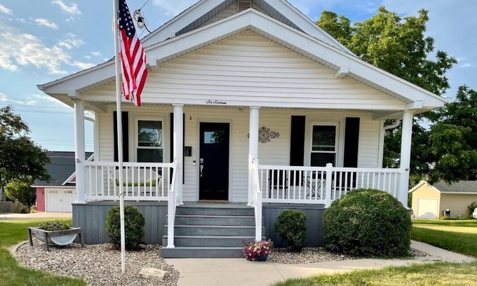 Dyersville Casa | Cozy Home in the heart of Dyersville, IA!