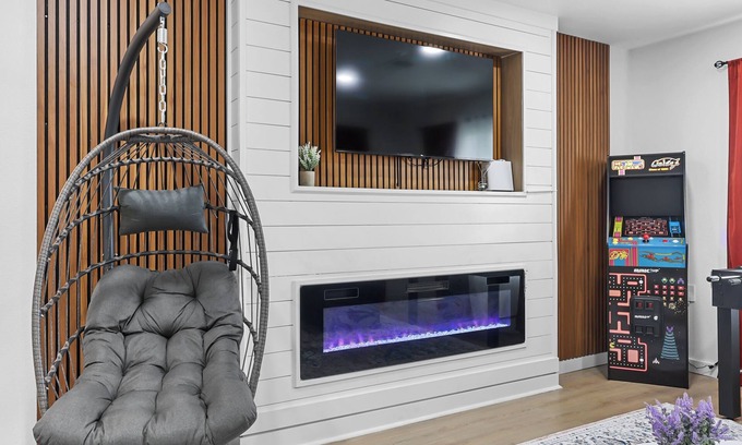 Foster Place Casa | Cozy Home near NRG, Medical Centre, Toyota Centre with Hot Tub Spa, Arcade, BBQ