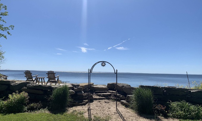 Little Suamico Casa | Cozy home on the bay with sand beach and beautiful sunrises!🌅