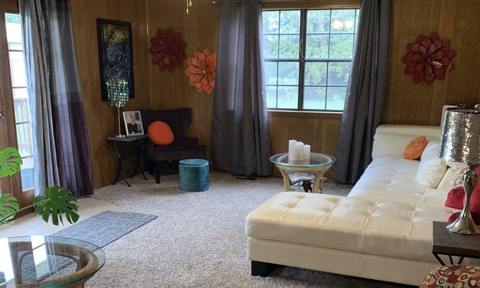 Pettit Casa | Cozy Home only 5 minutes from Lake Tenkiller!
