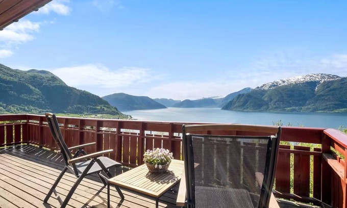 Hermansverk Casa | Cozy home overlooking the stunning Sognefjord!