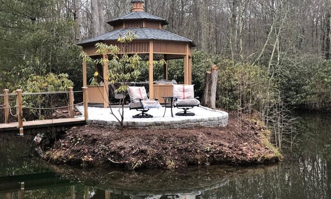 Effort Casa | Cozy home with hot tub and pool, which has incredible fire pit table.