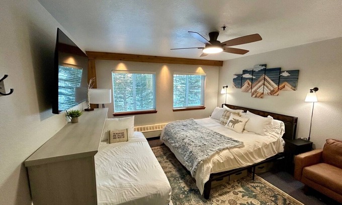Alpine County Apartamento | Cozy Hotel Unit - steps from ski lifts, hot tub, kitchenette