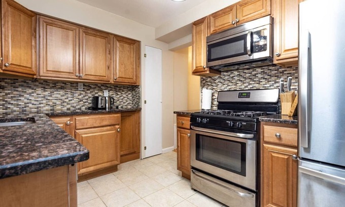 Bluemont Casa | Cozy House 10min to Monuments and DC by CozySuites