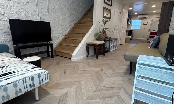 Canton Casa | Cozy house in awesome Baltimore Fells Point with WiFi, AC