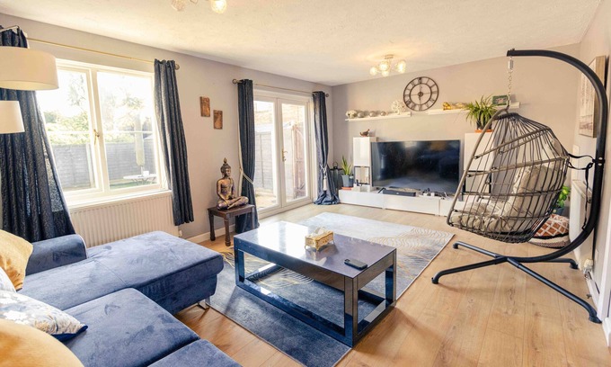 Andover Casa | Cozy House in Central Andover (Parking, 65” TV)