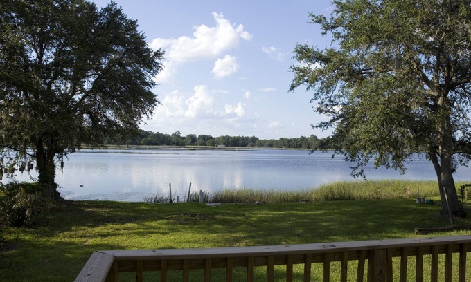 Northside Casa | Acogedora casa en el río, disfruta de la vista o pesca justo en la orilla del río