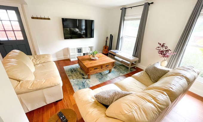 Tucker Casa | Cozy House with a Sunroom!