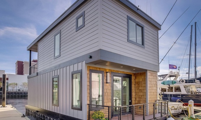 River District Alquiler De Eote | Cozy Houseboat in Port City Marina Wilmington, NC Nestled among The Cove Villas