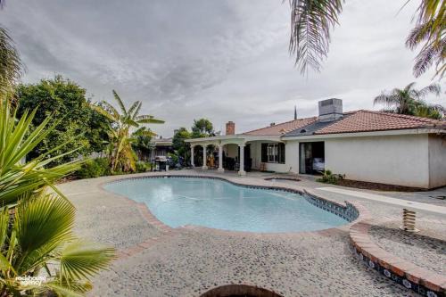 Greenacres Villa | Cozy Hygge Home Centrally Located 2 King Beds