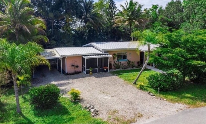 Pine Island Center Casa | Cozy Island home, pet friendly