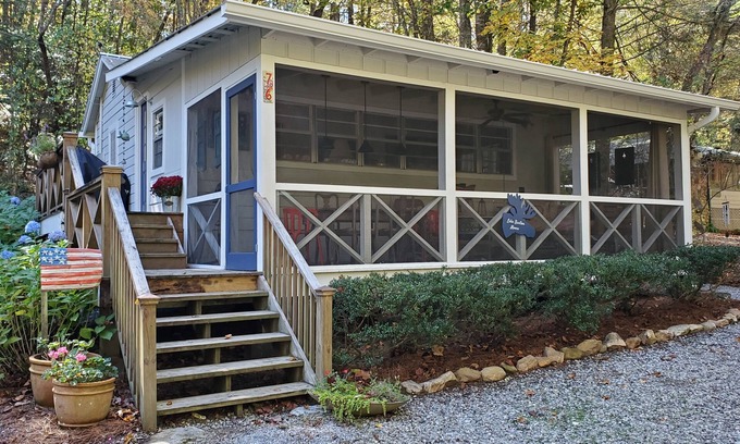 Clarkesville Cabaña | Cozy Lake Burton cottage -- enjoy boating, mountains, hiking, wineries and more!