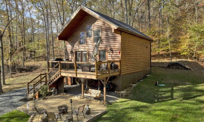Dandridge Cabina | Cozy LAKE cabin. Near Douglas Lake in East TN! Sleeps 5! Hot Tub. Fireplace.
