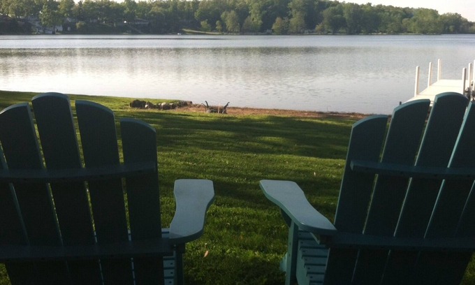 Stroh Cabina | Cozy lake front cabin with WiFi, AC in awesome Angola