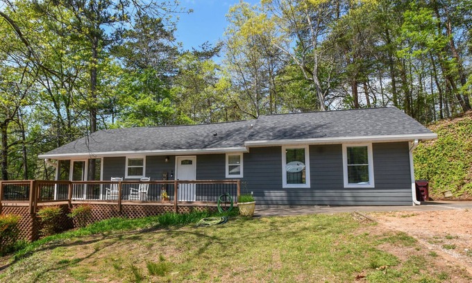 Dawsonville Cabaña | Cozy Lake Front Cottage