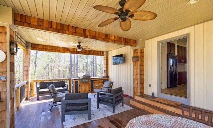 Elberton Casa | Cozy Lake Front home on Lake Russell