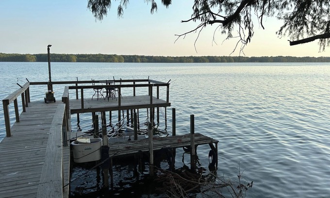 Avon Casa | Cozy lake front home on beautiful Lake Washington. Deck, dock and boat slip.
