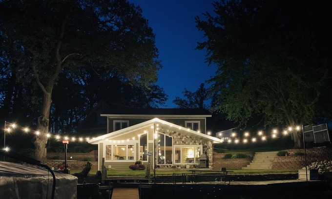 Glenwood Cabina | Cozy Lake Home on Lake Scandi w/Sandy Beach