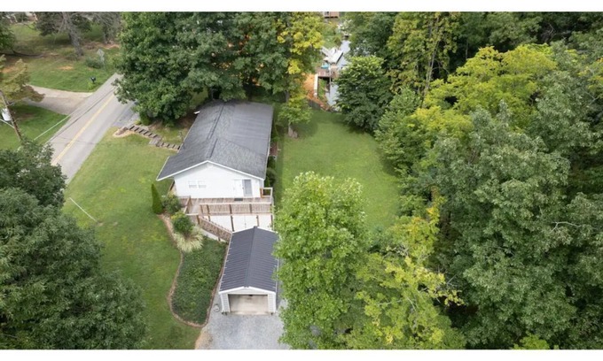 Johnson City Casa | Cozy lake house with large deck- close to town