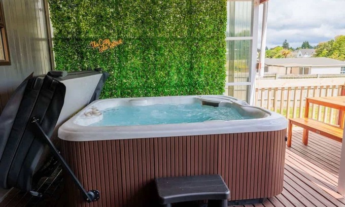 Hamurana Casa | Cozy Lake Retreat | Lake Views, Amazing Games Room