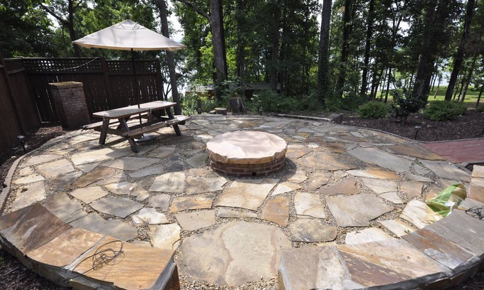 Hayesville Cabina | Cozy Lakefront 2-bedroom cabin on Lake Chatuge in Hayesville Bonus sleeping area