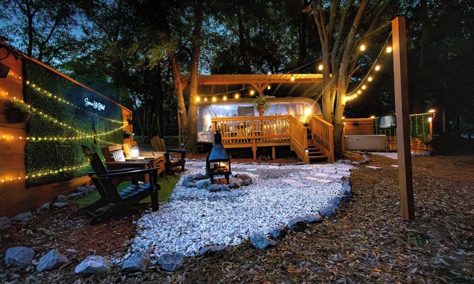 Chipley Casa | Cozy Lakefront Airstream