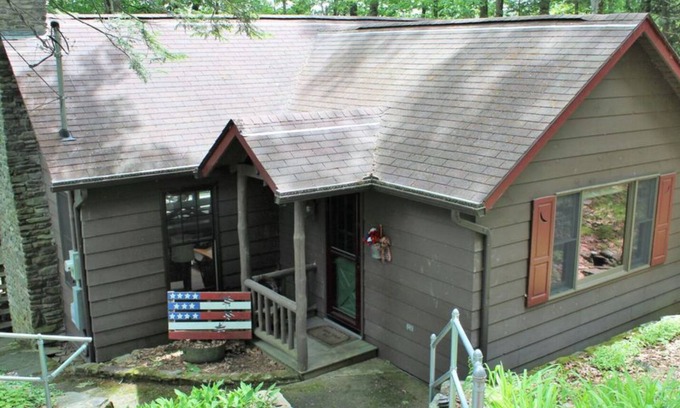 Paupack Cabina | Cozy Lakefront Cabin with private dock - kid and pet friendly!
