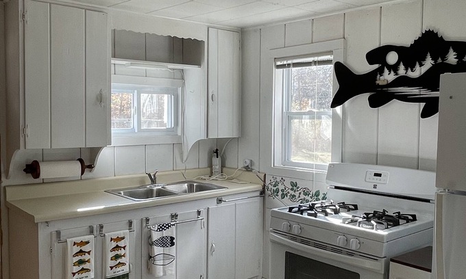 Hale Cabaña | Cozy Lakefront Hilltop Cottage. Pet friendly. Queen Bed &2 Queen Futons Sleeps 6