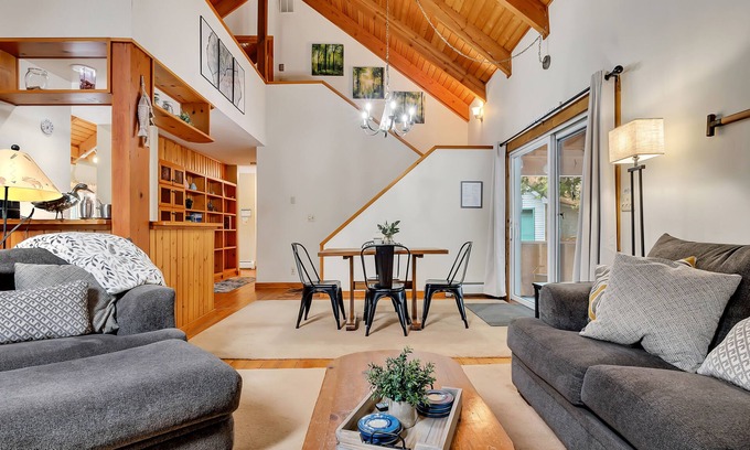 Hadley Casa | Cozy Lakefront Home on Great Sacandaga – Year-Round Fun