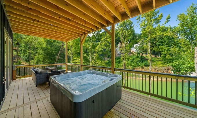 Sevierville Cabina | Cottage Cove Oasis | Lakefront with Hot Tub