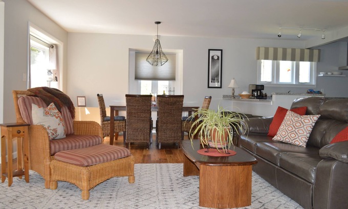 Plattsburgh Casa | Acogedora casa a orillas del lago con playa de arena: kayaks / bicicletas de cortesía