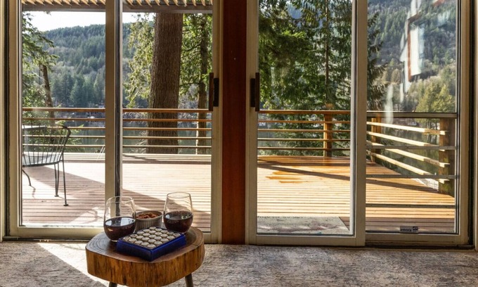 Sedro-Woolley Apartamento | Cozy Lakeside Cabin w/ Dock & Stunning Views